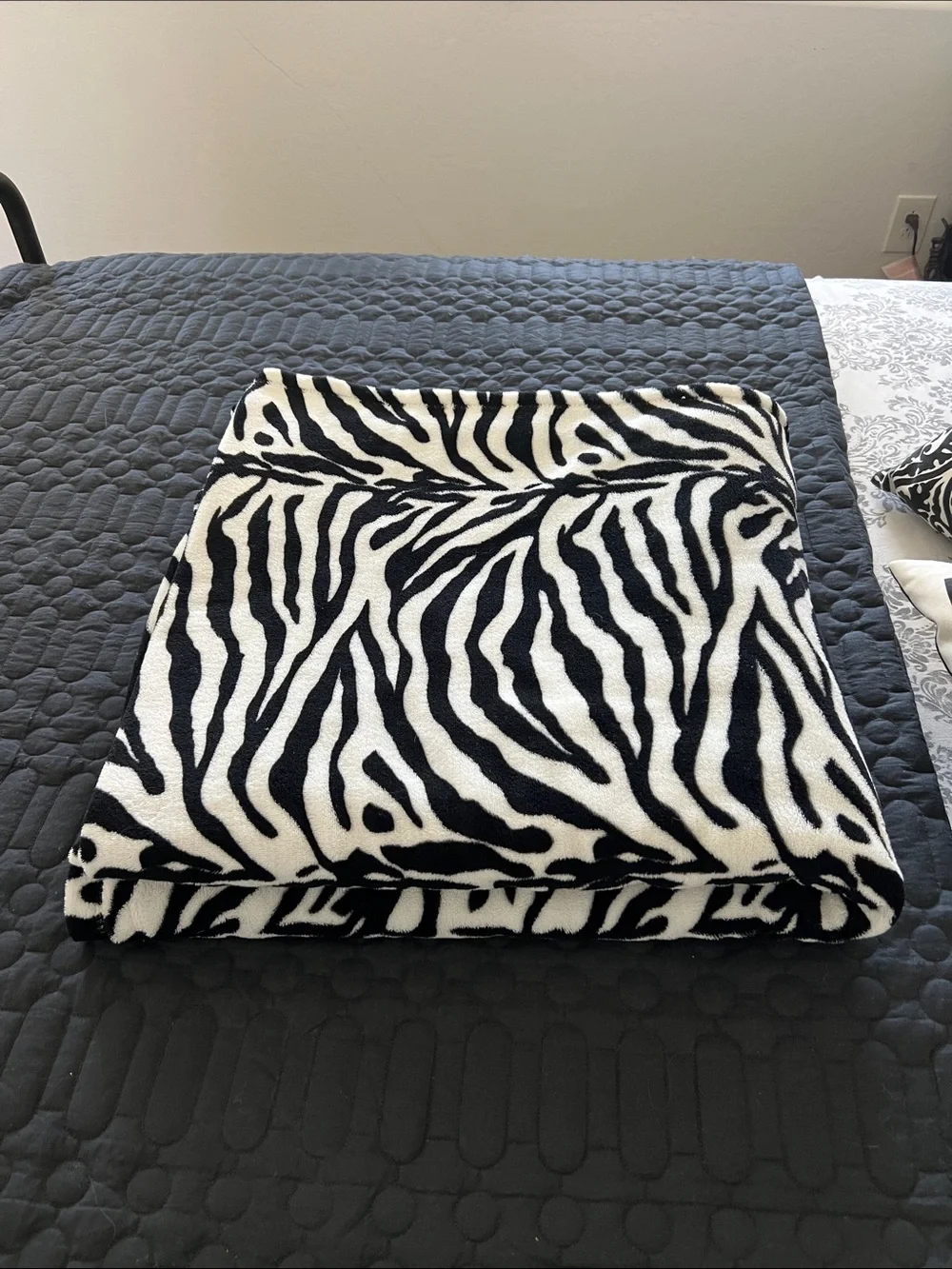 Zebra Print Plush throw - Black & White